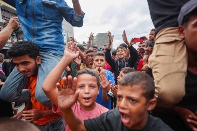 Crianças palestinas comemoram acordo de paz assinado nesta manhã de quinta-feira (09/10/2025) no Egito, com previsão de cessar-fogo entre Israel e o Hamas -  (crédito:  Omar AL-QATTAA / AFP)