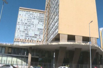 Uma moradora de um prédio em Belo Horizonte, Minas Gerais, ficou irritada ao saber que a administração do edifício exigiu pagamento do condomínio exclusivamente em dinheiro. Ela decidiu, então, protestar.  -  (crédito: Reprodução TV Globo)