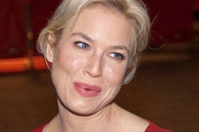 Renée Zellweger demonstrou interesse em atuar numa nova continuação de 'O Diário de Bridget Jones', mesmo sem novos livros de Helen Fielding para adaptar. Em entrevista ao The Hollywood Reporter, ela disse torcer para que a autora compartilhe mais experiências da personagem. -  (crédito: Wikimedia Commons / Siebbi)