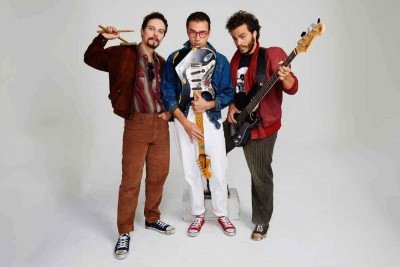 Franco Kuster (João Barone), Rodrigo Salva (Herbert Vianna) e Gabriel Manita (Bi Ribeiro) interpretam o trio de músicos no espetáculo em que o baterista Vital Dias (1959-2015) surge na figura de narrador -  (crédito: Andre Wanderley/Divulgação. )