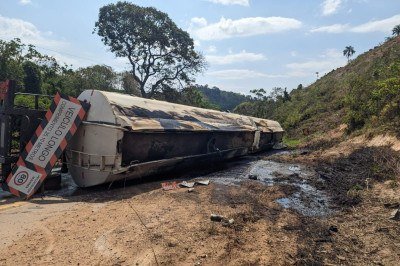 Carreta ficou tombada na BR-267, em Campestre (MG) -  (crédito: CBMMG/Divulgação)