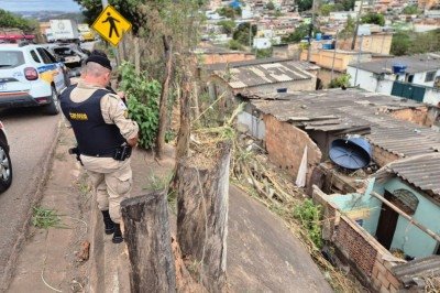 O carro caiu em casas às margens da BR-381, no bairro Bom Destino, em Santa Luzia (MG), na Grande BH -  (crédito: Jair Amaral/EM/D.A. Press)