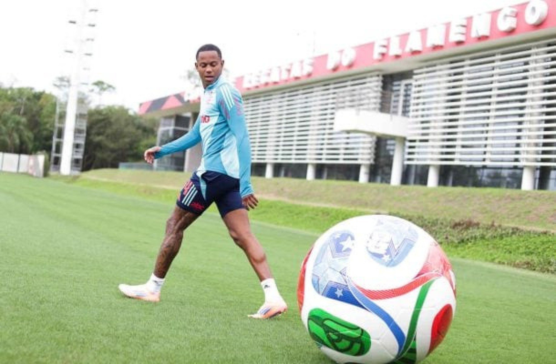 Multado após expulsão, Wallace Yan, do Flamengo, inicia trabalho com coach mental