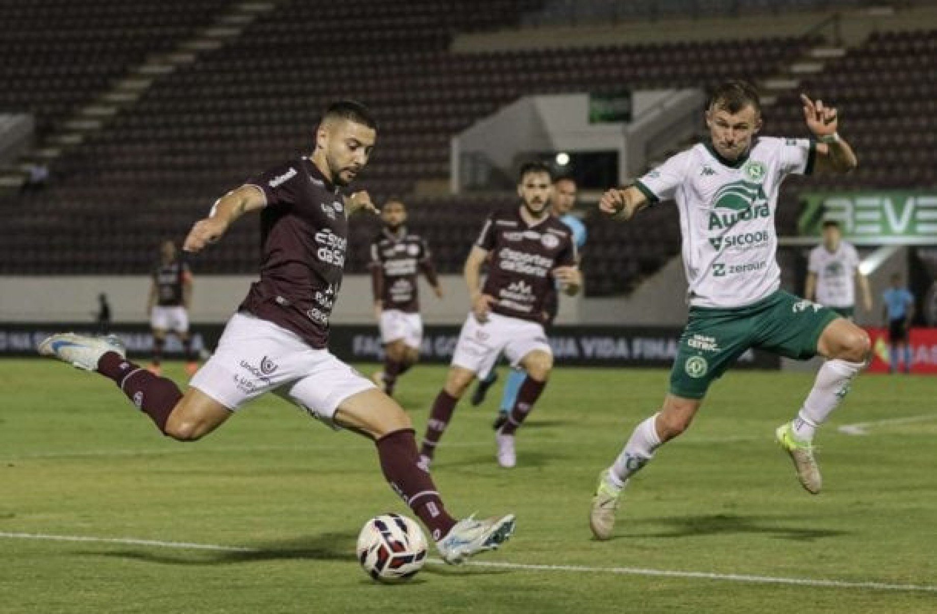 Chapecoense vence a Ferroviária fora de casa e entra de vez no G4 da Série B
