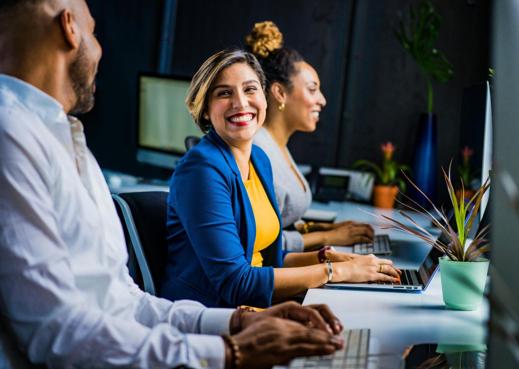 Empresas abrem vagas de emprego, estágio e trainee pelo país - DINO