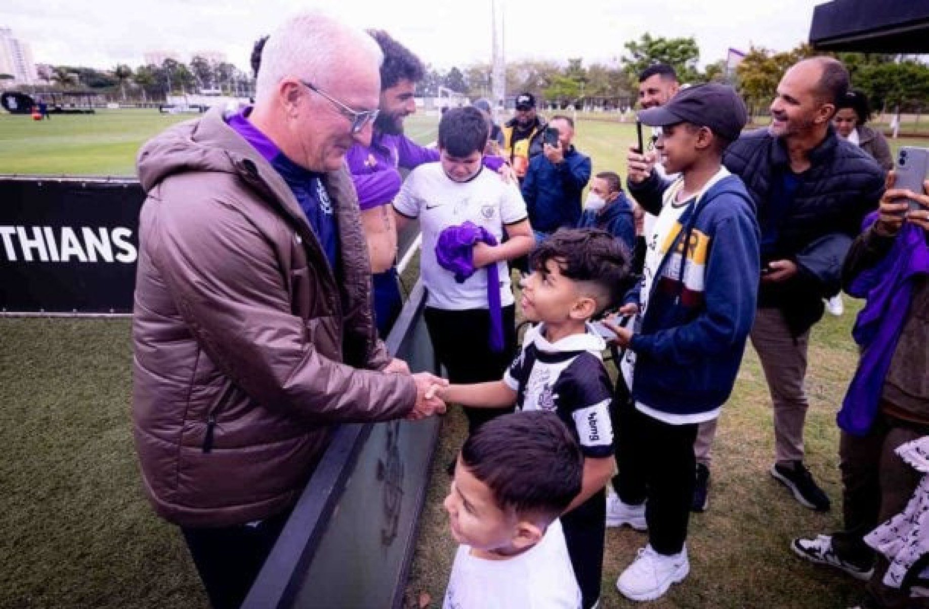Corinthians treina com visita especial no CT Joaquim Grava
