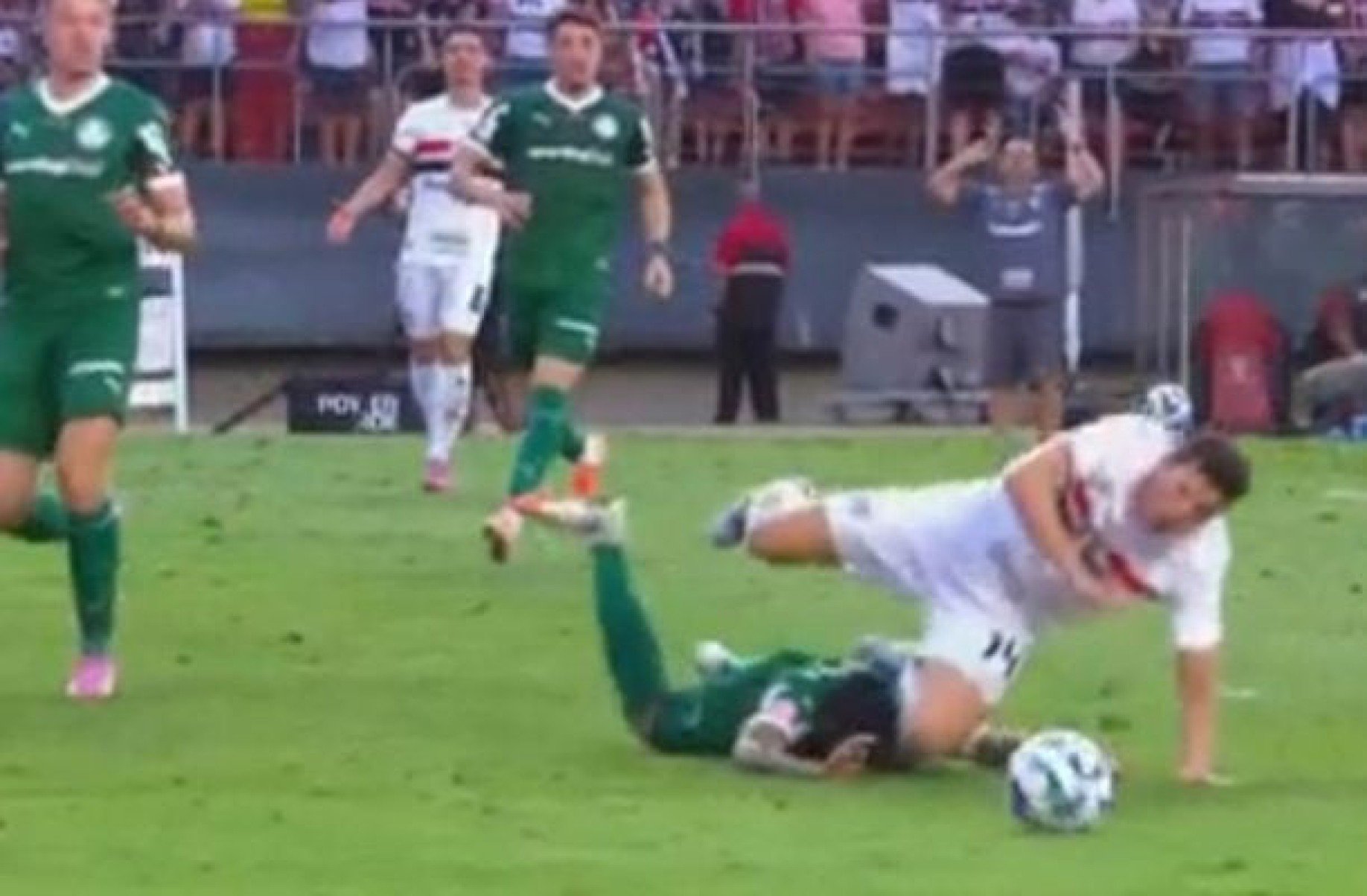 CBF divulga áudio do VAR sobre lance polêmico em clássico: “Está se jogando”