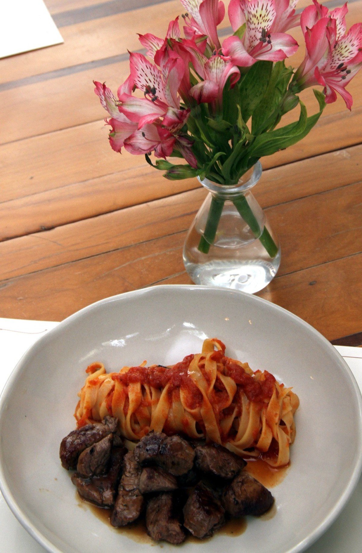 Molho pomodoro do D'Artagnan é servido com o tagliatelle acompanhado de cubos de filé-mignon, um dos pratos infantis