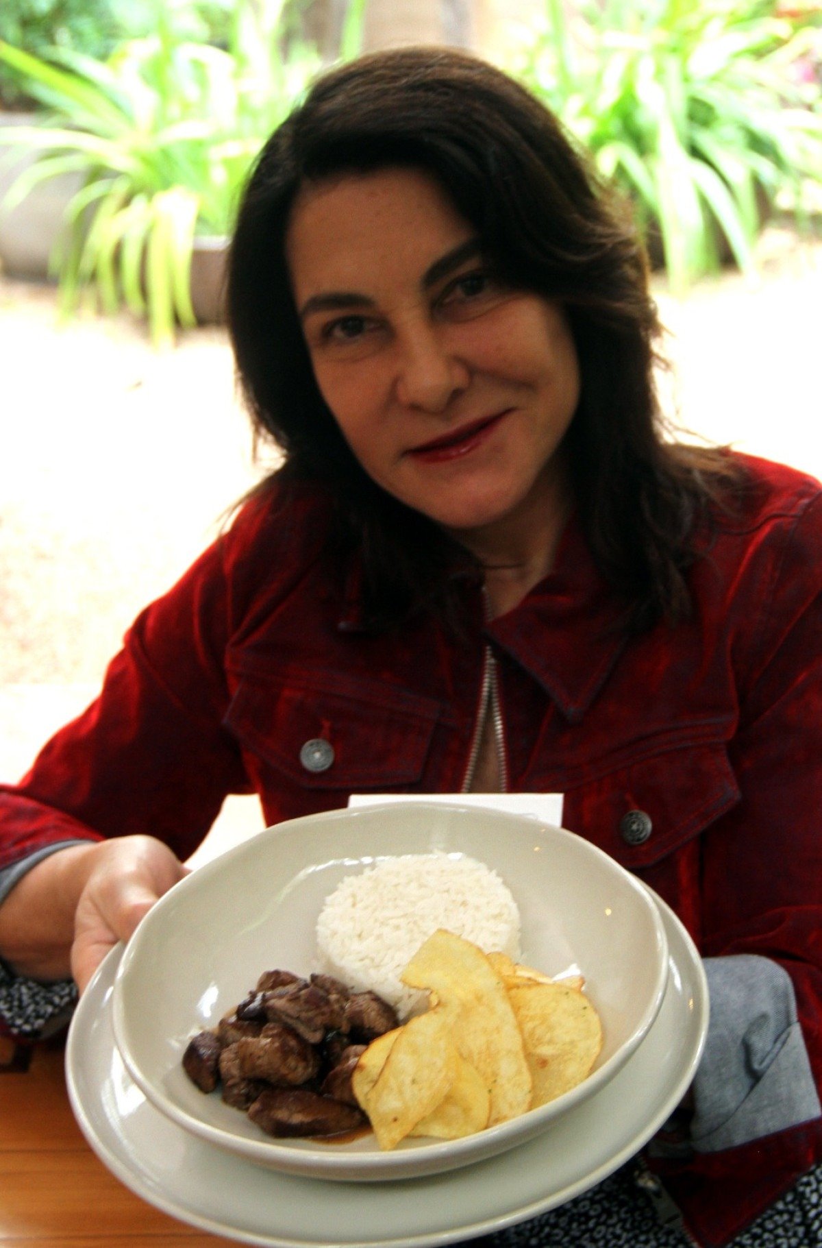 O prato infantil do D'Artagnan com arroz branco, filé-mignon e batata chips resgata lembranças da infância da chef Marise Rache