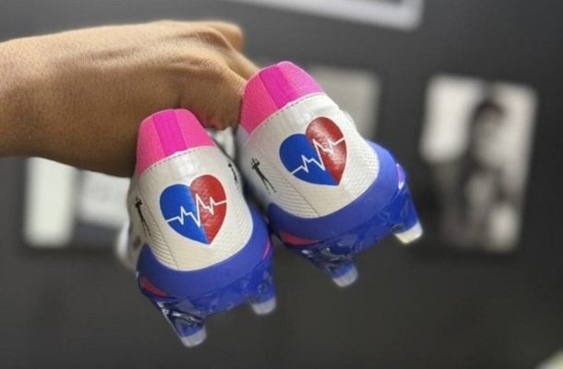 Influencer arrebata chuteira de Gabigol por mais de R$100 mil em leilão