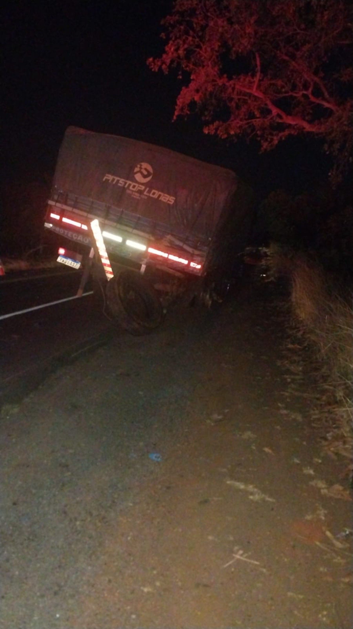 Roda da caminhão chegou a se desprender do veículo