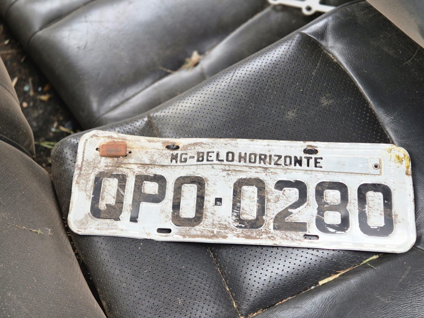 Placa do carro que caiu em cima das casas durante perseguição policial-Jair Amaral/EM/D.A. Press