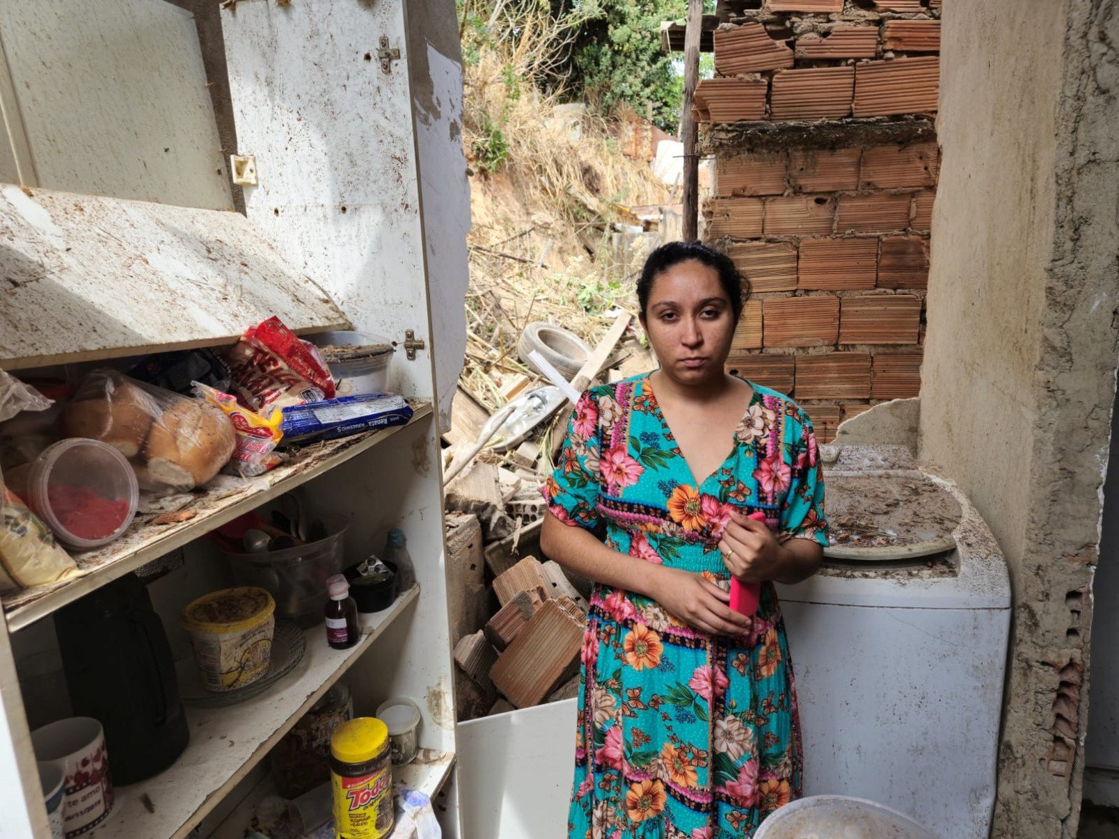 mulher de vestido florido com a casa arrebentada 