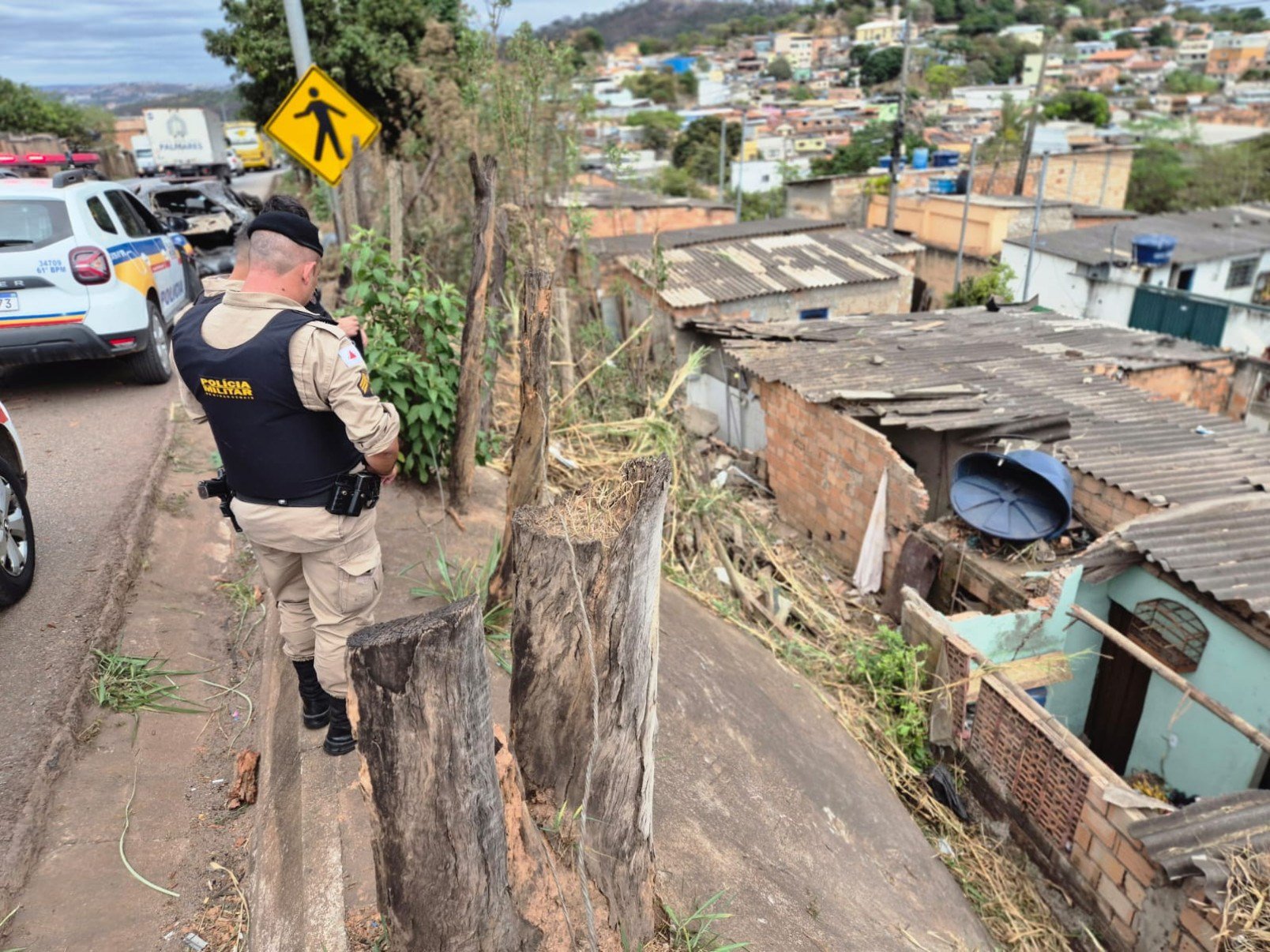 O carro caiu em casas às margens da BR-381, no bairro Bom Destino, em Santa Luzia (MG), na Grande BH-Jair Amaral/EM/D.A. Press