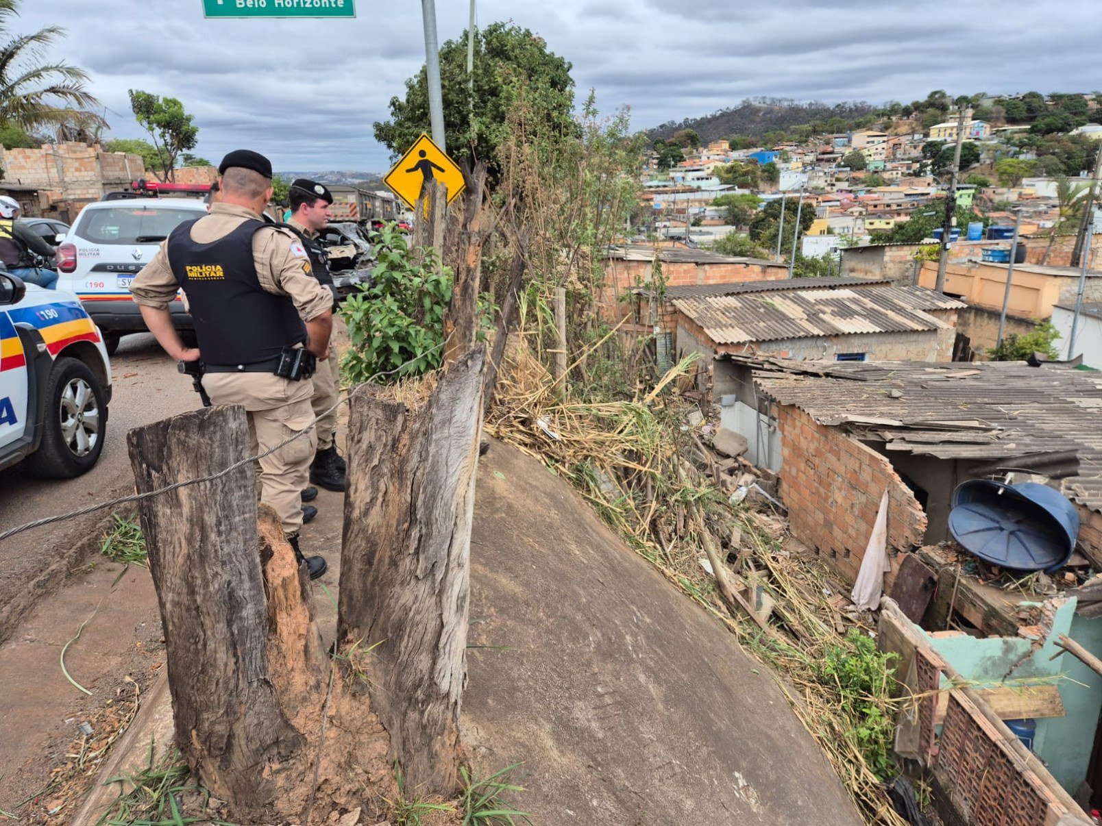 O carro caiu em casas às margens da BR-381, no bairro Bom Destino, em Santa Luzia (MG), na Grande BH-Jair Amaral/EM/D.A. Press