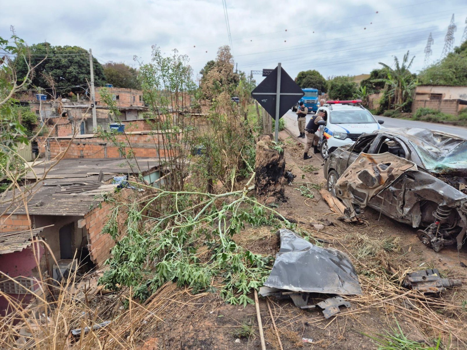 Carro ficou destruído na queda-Jair Amaral/EM/D.A. Press