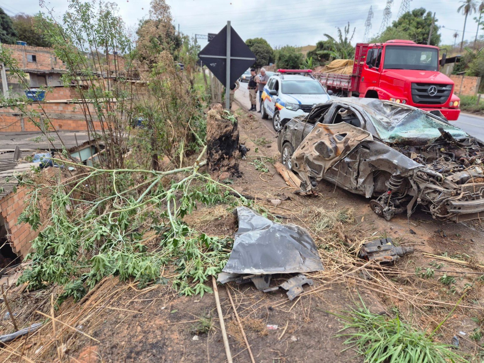 Carro ficou destruído na queda-Jair Amaral/EM/D.A. Press
