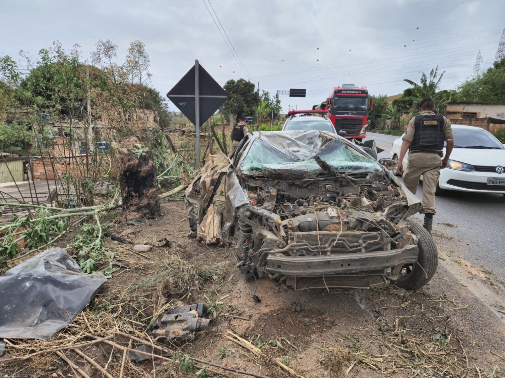 Carro ficou destruído na queda-Jair Amaral/EM/D.A. Press