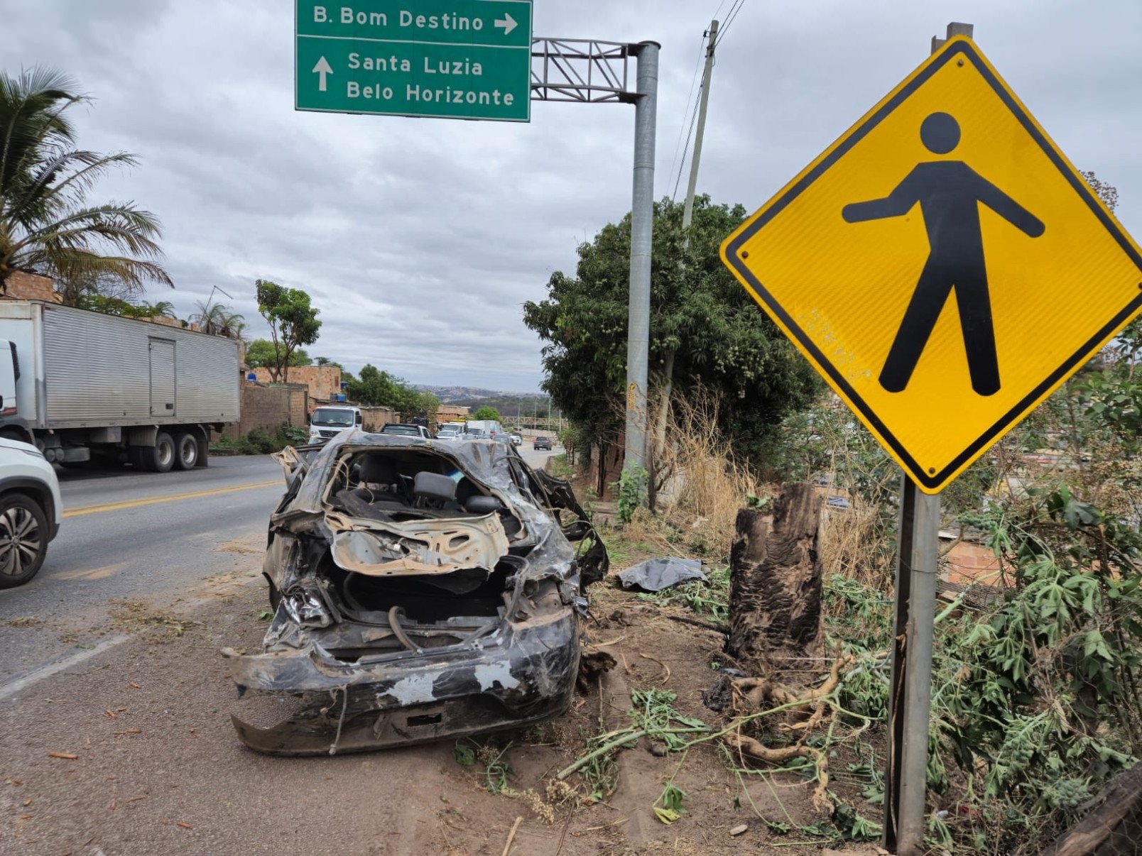 Carro ficou destruído na queda-Jair Amaral/EM/D.A. Press