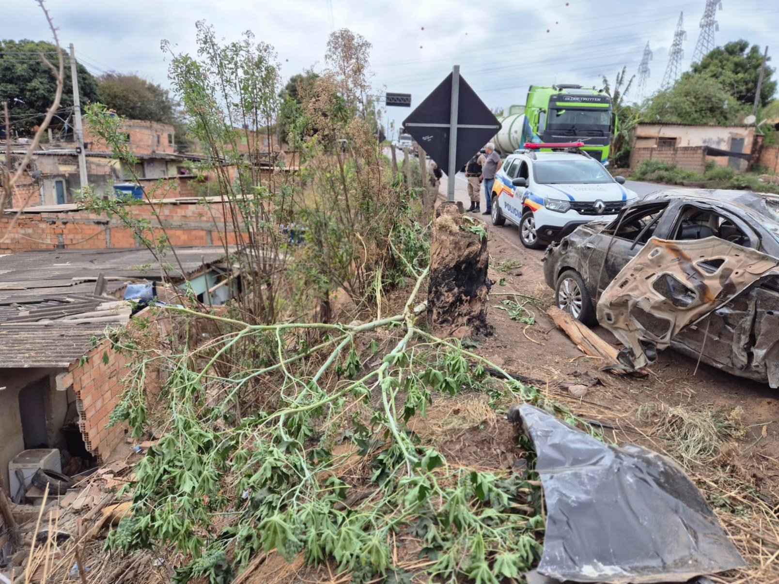 Carro ficou destruído na queda-Jair Amaral/EM/D.A. Press