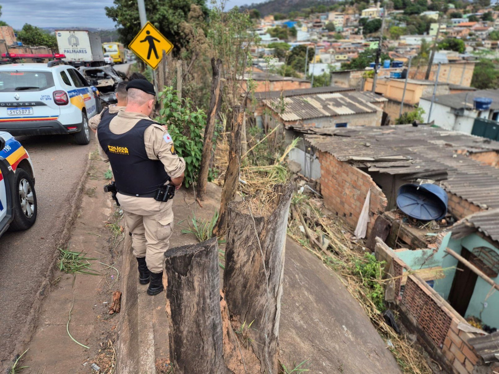 O carro caiu em casas às margens da BR-381, no bairro Bom Destino, em Santa Luzia (MG), na Grande BH-Jair Amaral/EM/D.A. Press