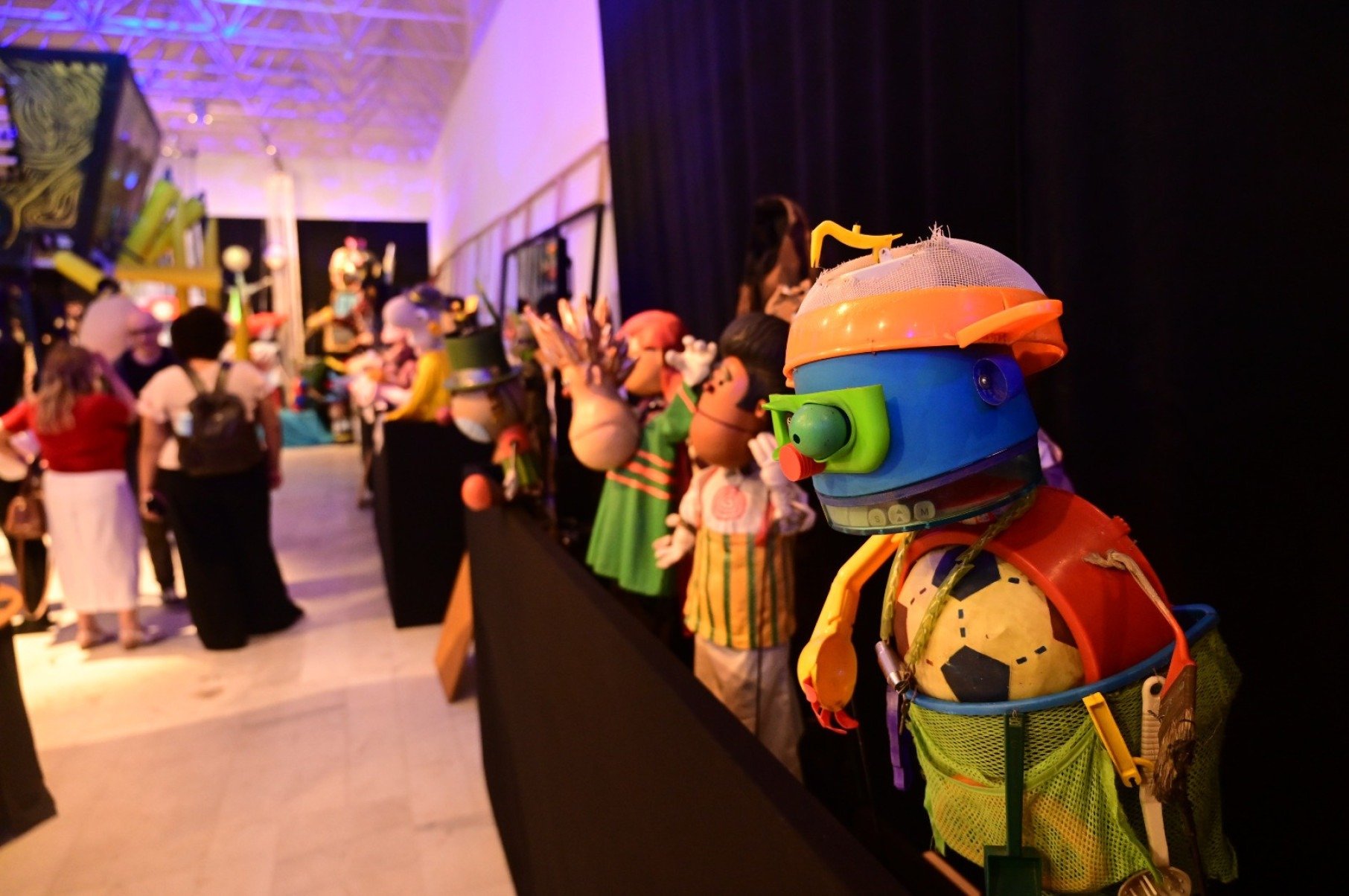 A mostra tem cerca de 600 peças, entre bonecos, máscaras, objetos de cena e elementos cenográficos. Os objetos referem-se à trajetória do grupo no teatro, no cinema e na televisão