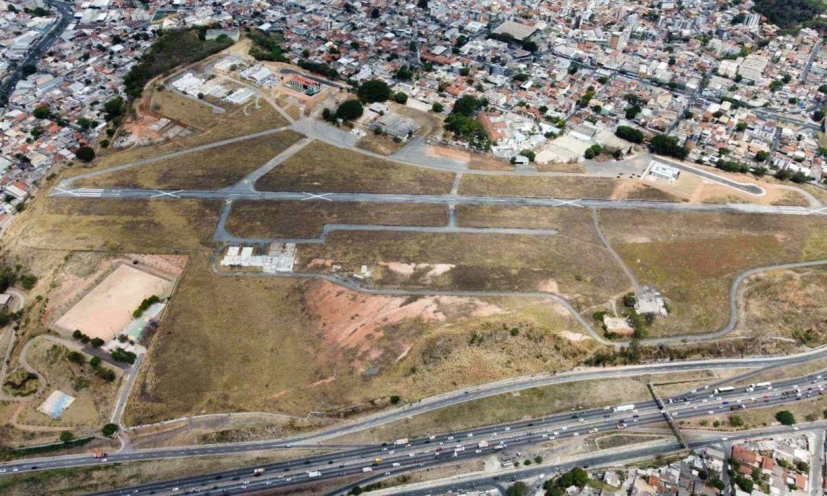 Pista ainda lembra o aeroporto que funcionou no local at&eacute; 2023 -  (crédito: Leandro Couri/EM/D.A.Press)