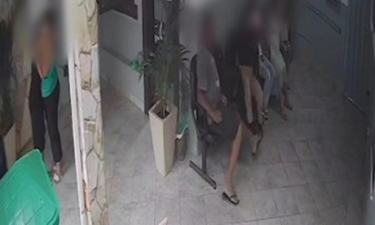 Câmeras da delegacia flagraram momento em que homem chuta a mulher -  (crédito: PCMG)