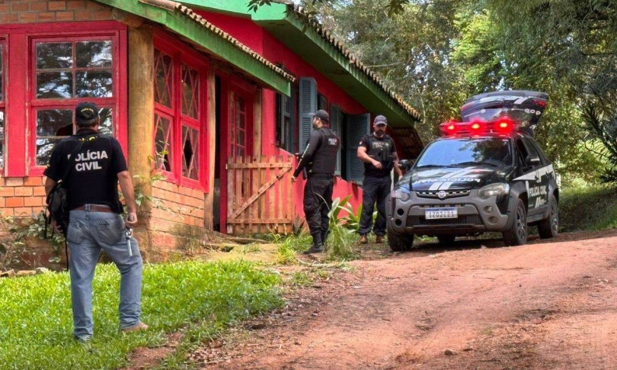 Batida policial em comunidade que pratica Osho Rachana, em Viamão (RS) -  (crédito: Polícia Civil do RS/Divulgação)