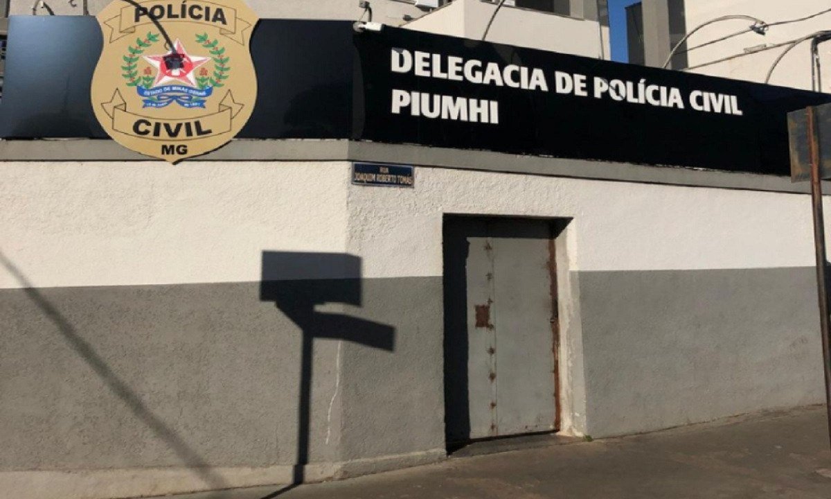 Homicídio ocorreu a 60 metros da delegacia de Piumhi -  (crédito: PMMG)