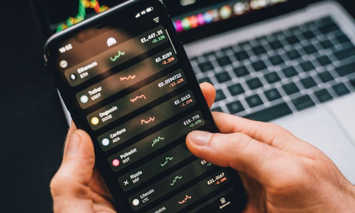 O fácil acesso às informações, aliado à flexibilidade dos dispositivos móveis, fez com que o mercado se tornasse parte da rotina de diferentes perfis de pessoas -  (crédito: Canva)