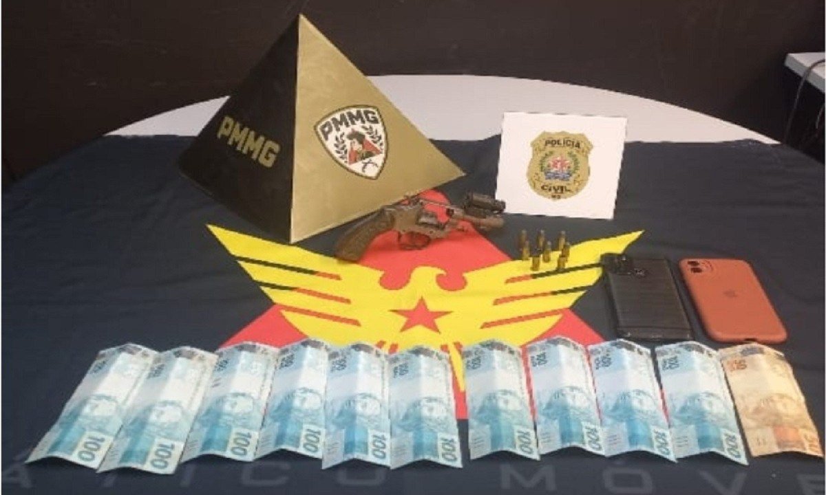 Dinheiro, celulares e armas foram encontrados com integrantes do grupo de traficantes -  (crédito: PMMG)