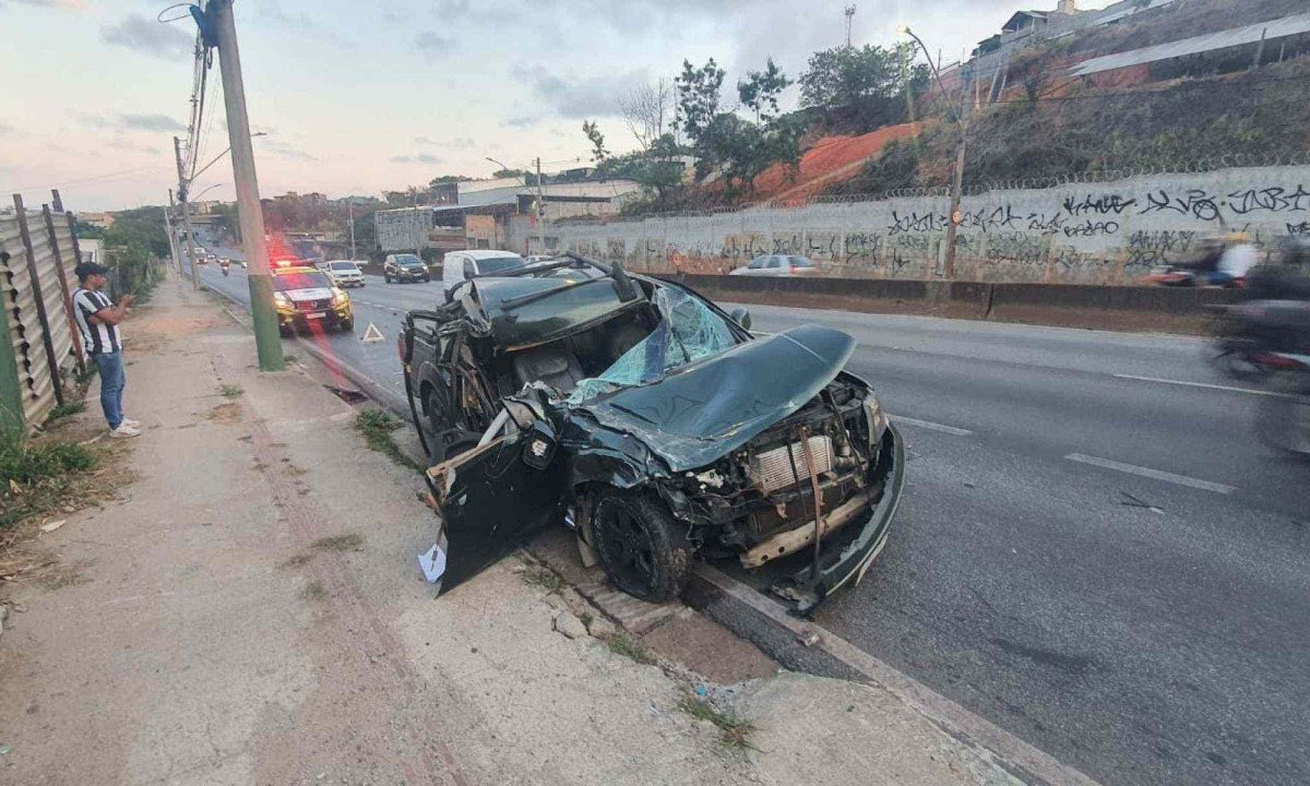 Caminhonete ficou destruída com o impacto da batida -  (crédito: TransCon/Reprodução)