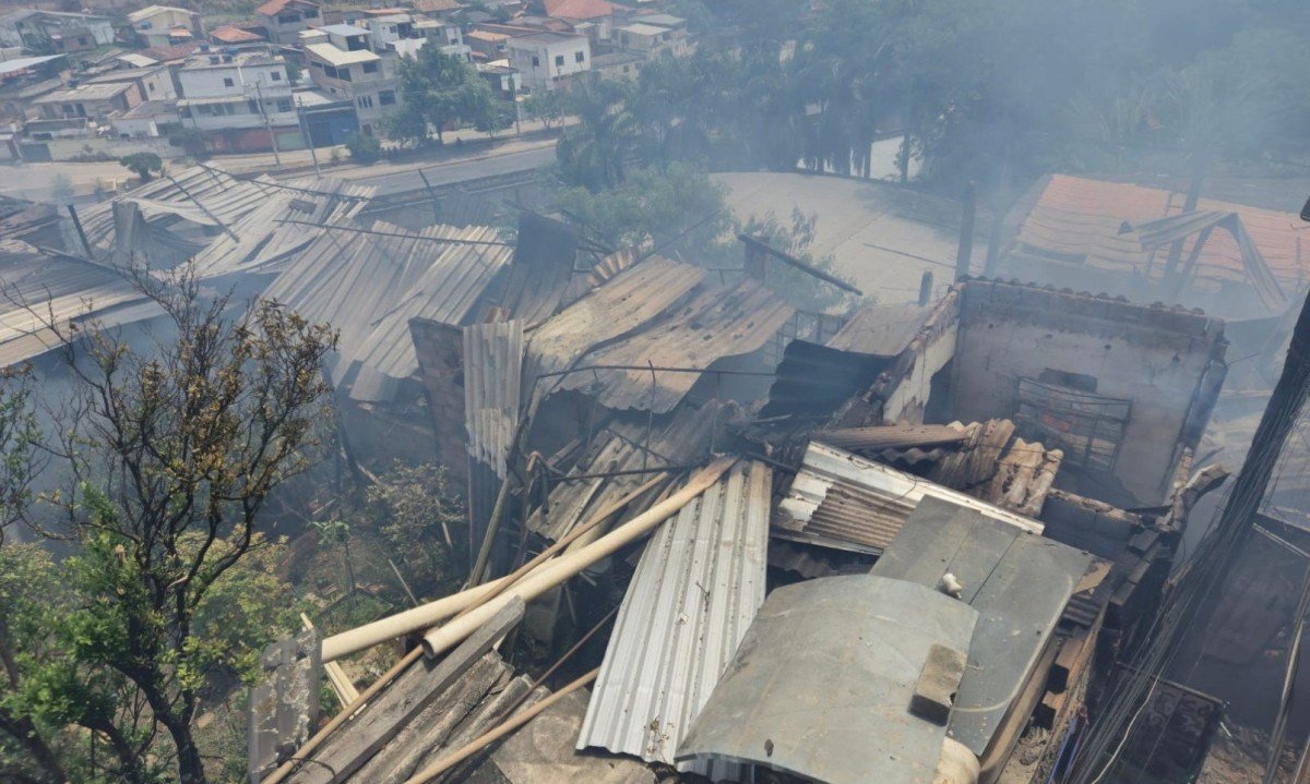 Segundo testemunhas, o fogo teria come&ccedil;ado em um ferro-velho e rapidamente se espalhado para as resid&ecirc;ncias vizinhas -  (crédito:  Jair Amaral/EM/D.A Press)