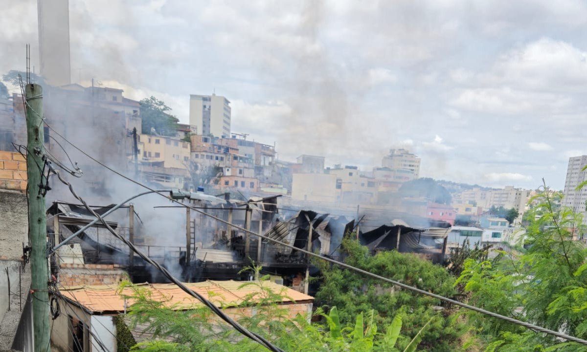 Fogo começou em ferro-velho e se espalhou para quatro residências;  -  (crédito: Jair Amaral/EM/D.A Press)