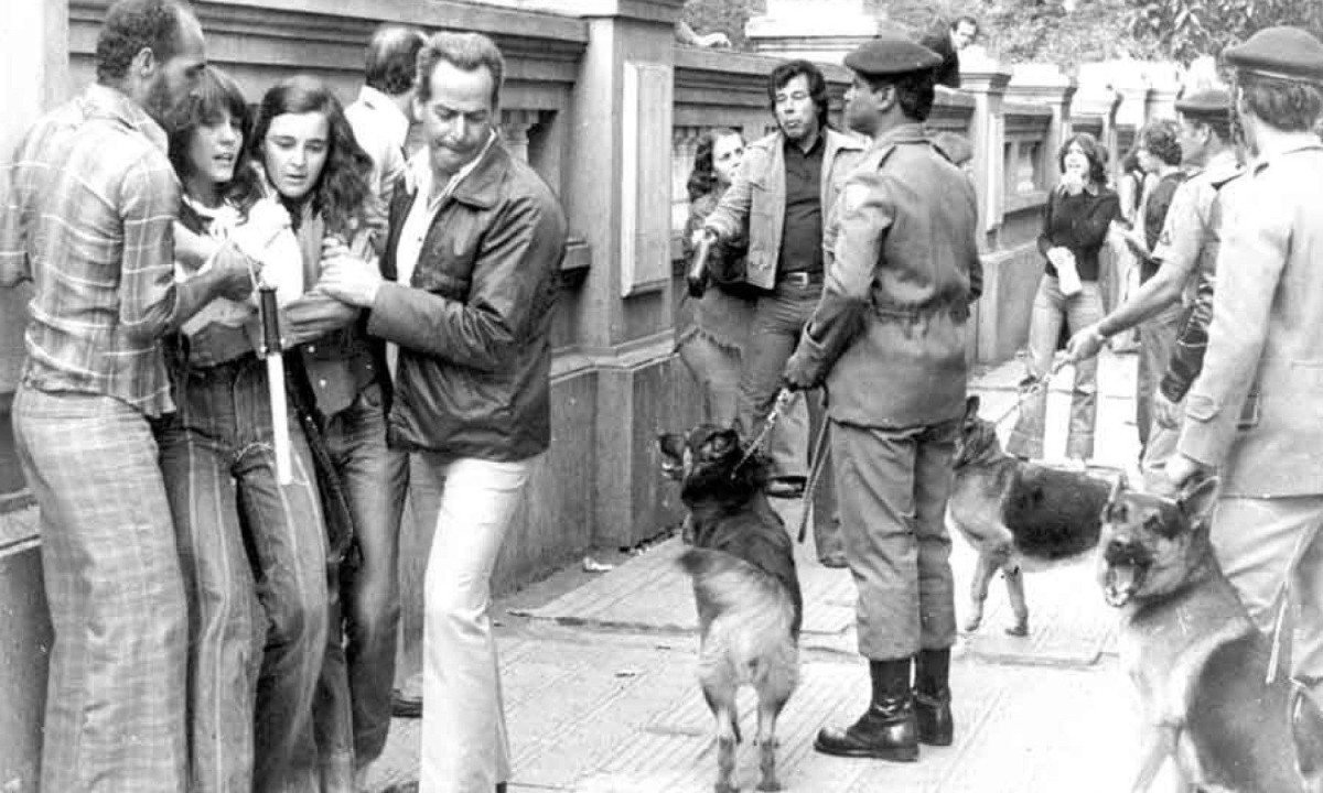 Em 4 de junho de 1977, a repressão do regime militar mirou o 3º Encontro Nacional dos Estudantes, em Belo Horizonte. Foram presos 850 participantes do evento -  (crédito: Arquivo EM)