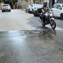 Vazamento de esgoto no bairro nobre de BH incomoda comerciantes - Jair Amaral/EM/DA Press