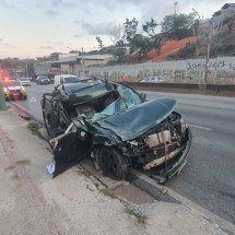 Acidente na Via Expressa destrói caminhonete e deixa ferido na Grande BH - TransCon/Reprodução