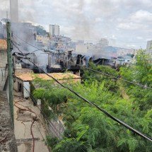 Incêndio atinge comércio e quatro casas na Região Oeste de BH - Jair Amaral/EM/D.A Press