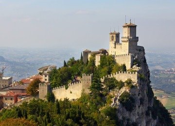 O Forte de Guaita é a mais antiga e famosa das três torres que se erguem no Monte Titano, na capital de San Marino -  (crédito: Wikimedia Commons)