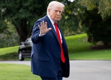 US President Donald Trump waves as he walks on the South Lawn of the White House upon returning from Walter Reed National Military Medical Center after a medical checkup on October 10, 2025, in Washington, DC. (Photo by SAUL LOEB / AFP)
       -  (crédito:  AFP)