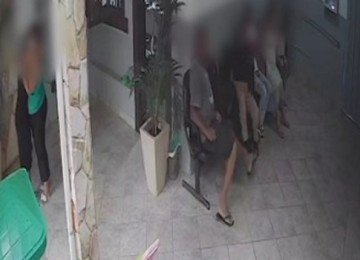 Câmeras da delegacia flagraram momento em que homem chuta a mulher -  (crédito: PCMG)