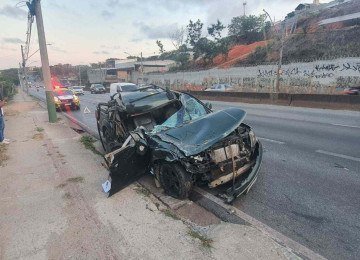 Caminhonete ficou destruída com o impacto da batida -  (crédito: TransCon/Reprodução)
