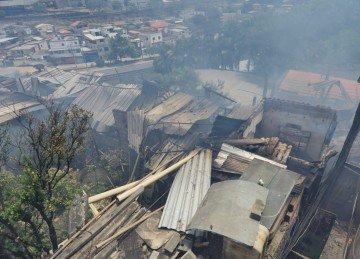 Segundo testemunhas, o fogo teria começado em um ferro-velho e rapidamente se espalhado para as residências vizinhas -  (crédito:  Jair Amaral/EM/D.A Press)