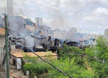 Fogo começou em ferro-velho e se espalhou para quatro residências;  -  (crédito: Jair Amaral/EM/D.A Press)