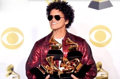 Bruno Mars celebrou 40 anos no dia 8 de outubro de 2025. O cantor, compositor e performer havaiano é um dos artistas mais queridos do pop, com hits, recordes, diversos prêmios, incluindo Grammy, Billboard e MTV Awards. -  (crédito: Captura de vídeo do site www.etonline.com)