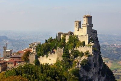 O Forte de Guaita é a mais antiga e famosa das três torres que se erguem no Monte Titano, na capital de San Marino -  (crédito: Wikimedia Commons)
