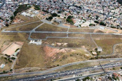 Pista ainda lembra o aeroporto que funcionou no local até 2023 -  (crédito: Leandro Couri/EM/D.A.Press)