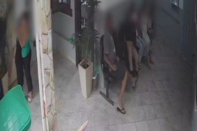 Câmeras da delegacia flagraram momento em que homem chuta a mulher -  (crédito: PCMG)