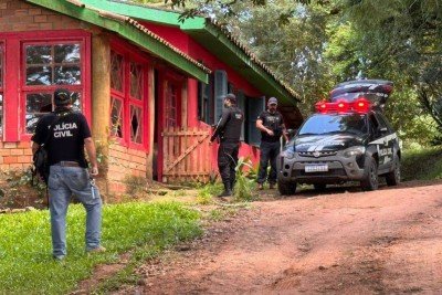 Batida policial em comunidade que pratica Osho Rachana, em Viamão (RS) -  (crédito: Polícia Civil do RS/Divulgação)